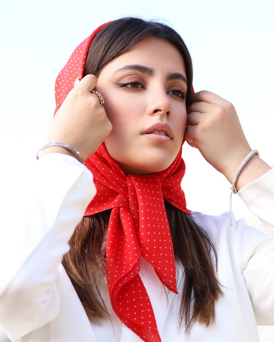 روسری کوتاه قرمز